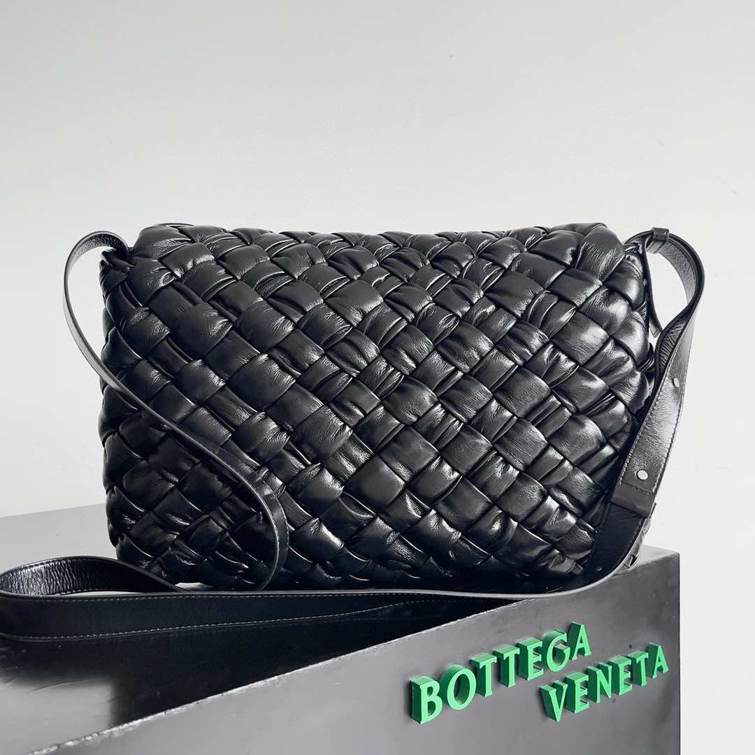 BV Rumple messenger bag black Intrecciato woven