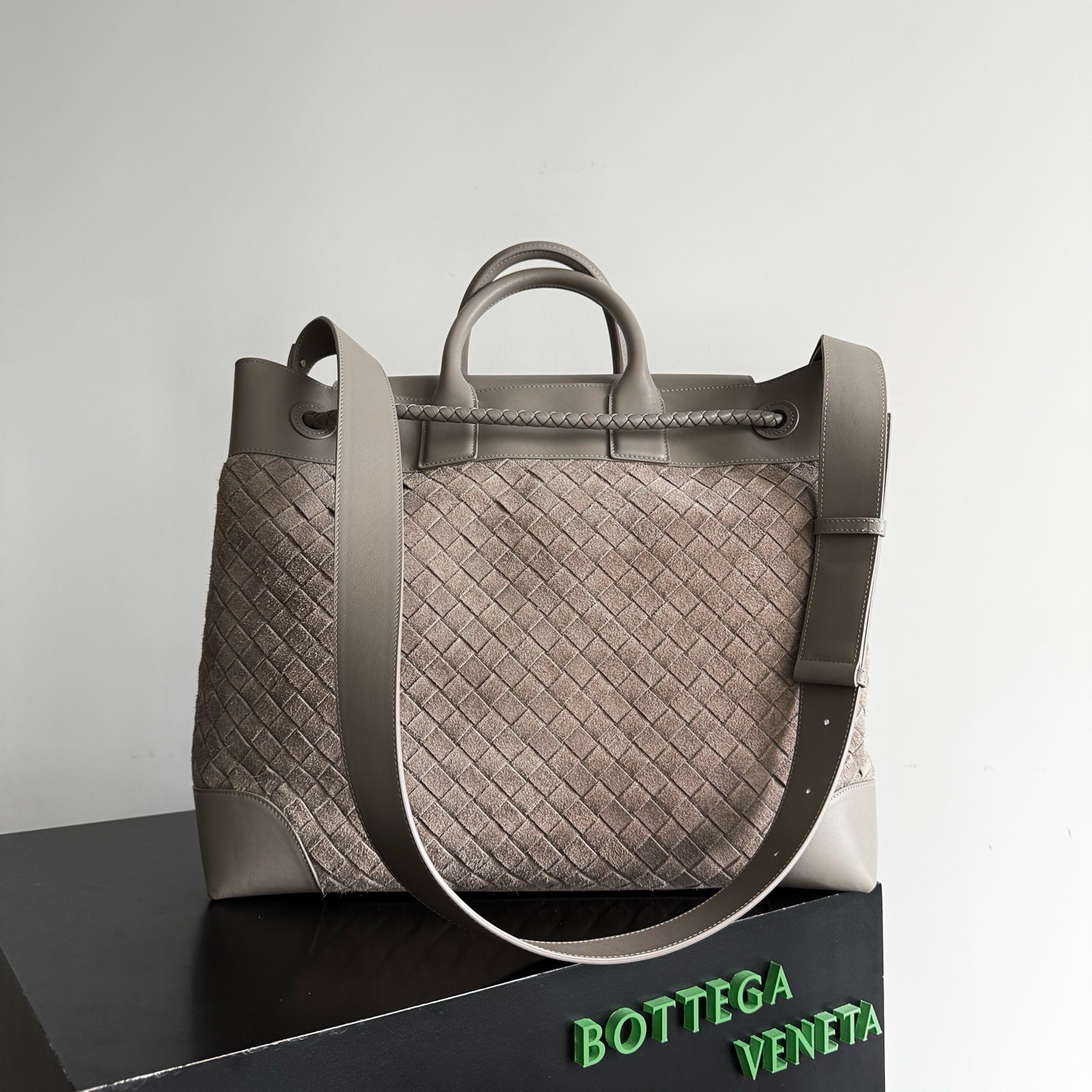 BV Andiamo Voyager tote bag grey suede Intrecciato woven
