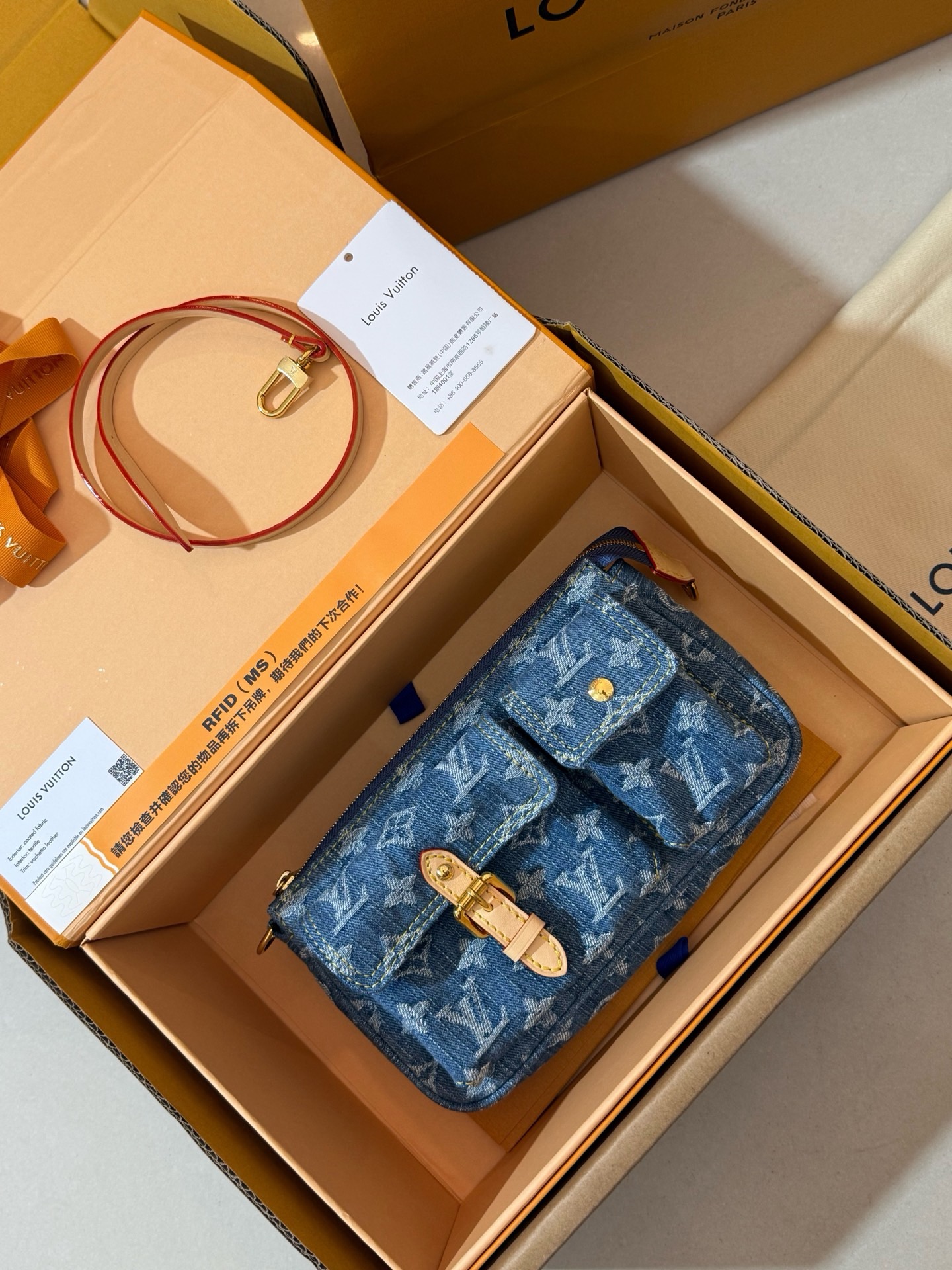 LV M27602 bleu denim Pochette Accessoire Cargo underarm bag