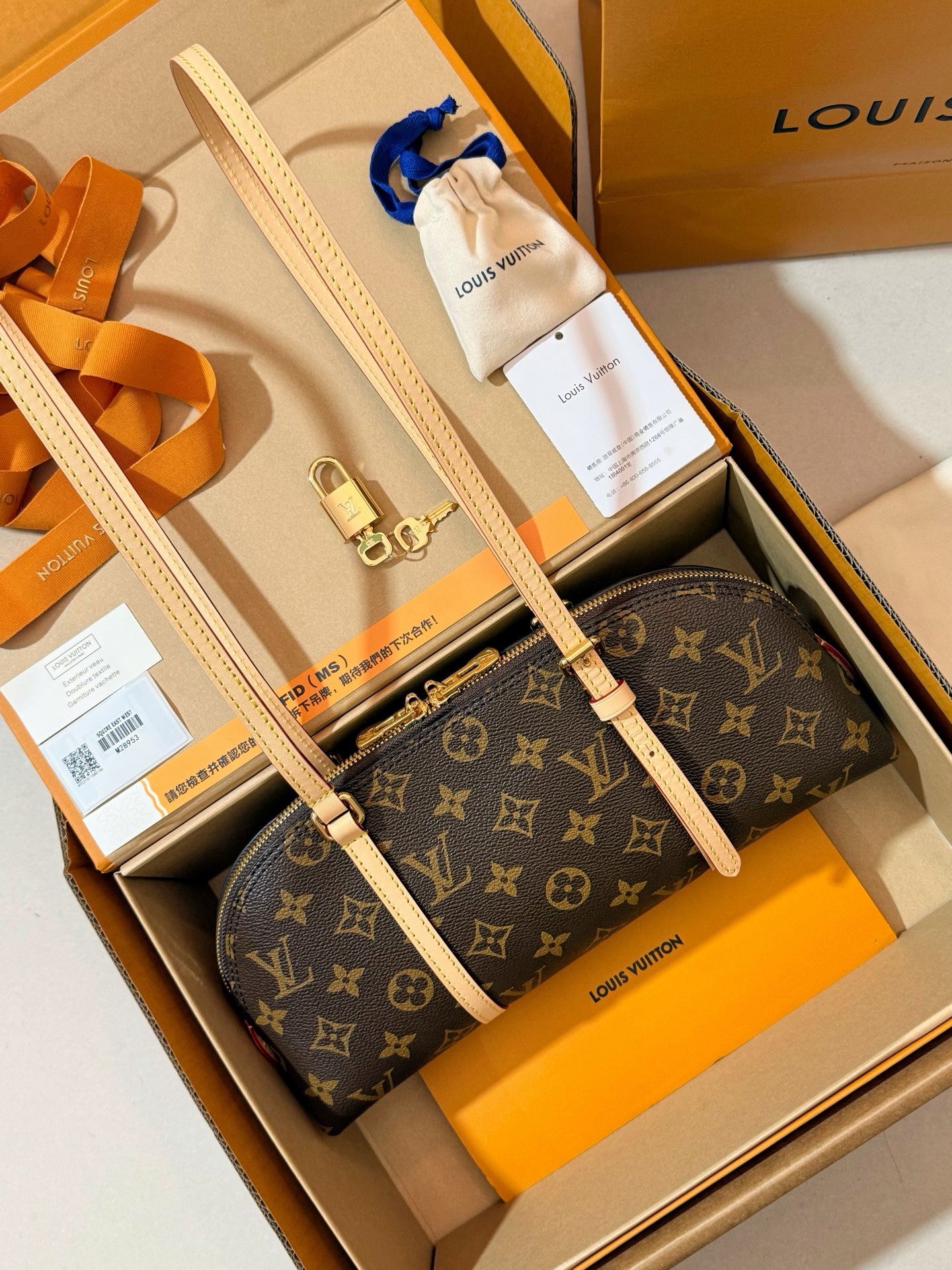LV M28953 classic monogram Squire East West commuter bag
