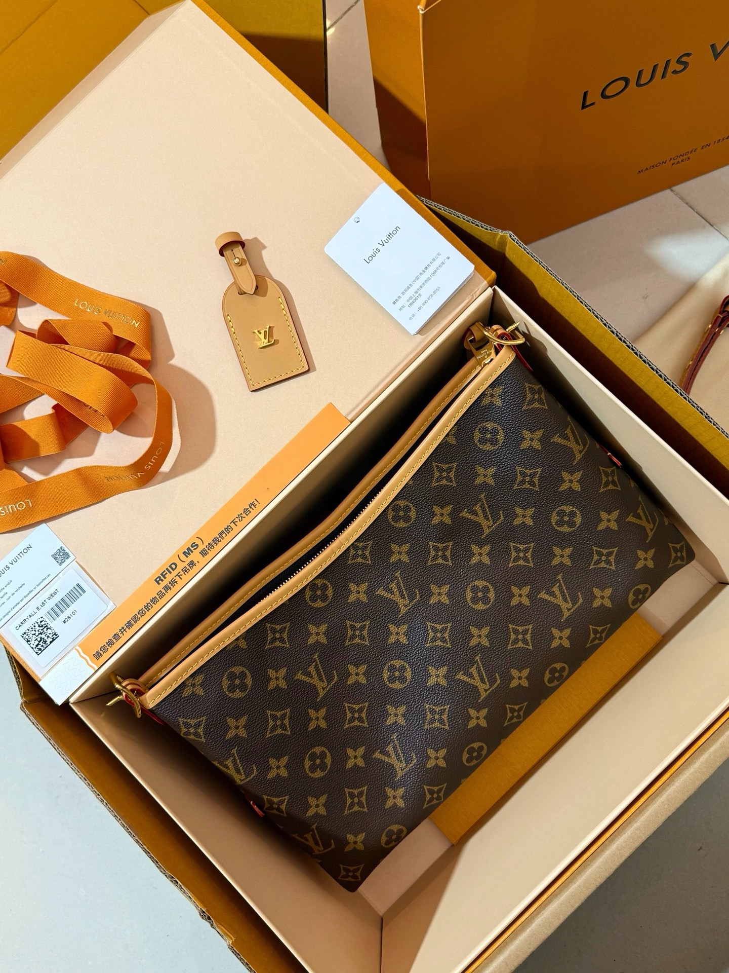 LV M28101 Carryall East West shoulder bag