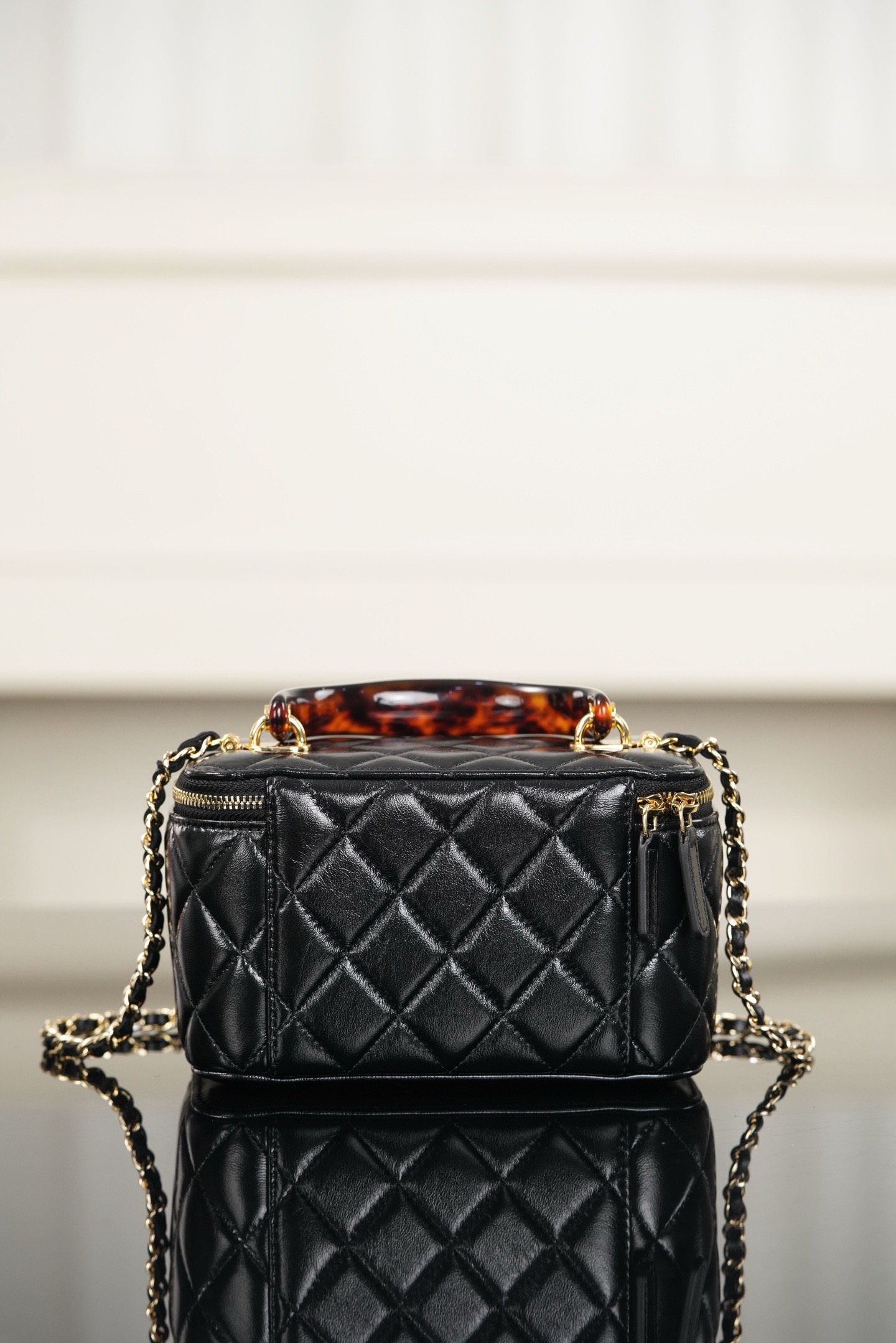 Chanel 26SS black‑gold tortoiseshell handle quilted Vanity case bag