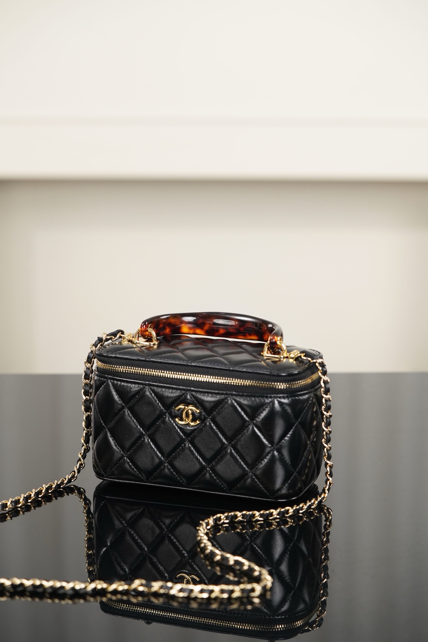 Chanel 26SS black‑gold tortoiseshell handle quilted Vanity case bag