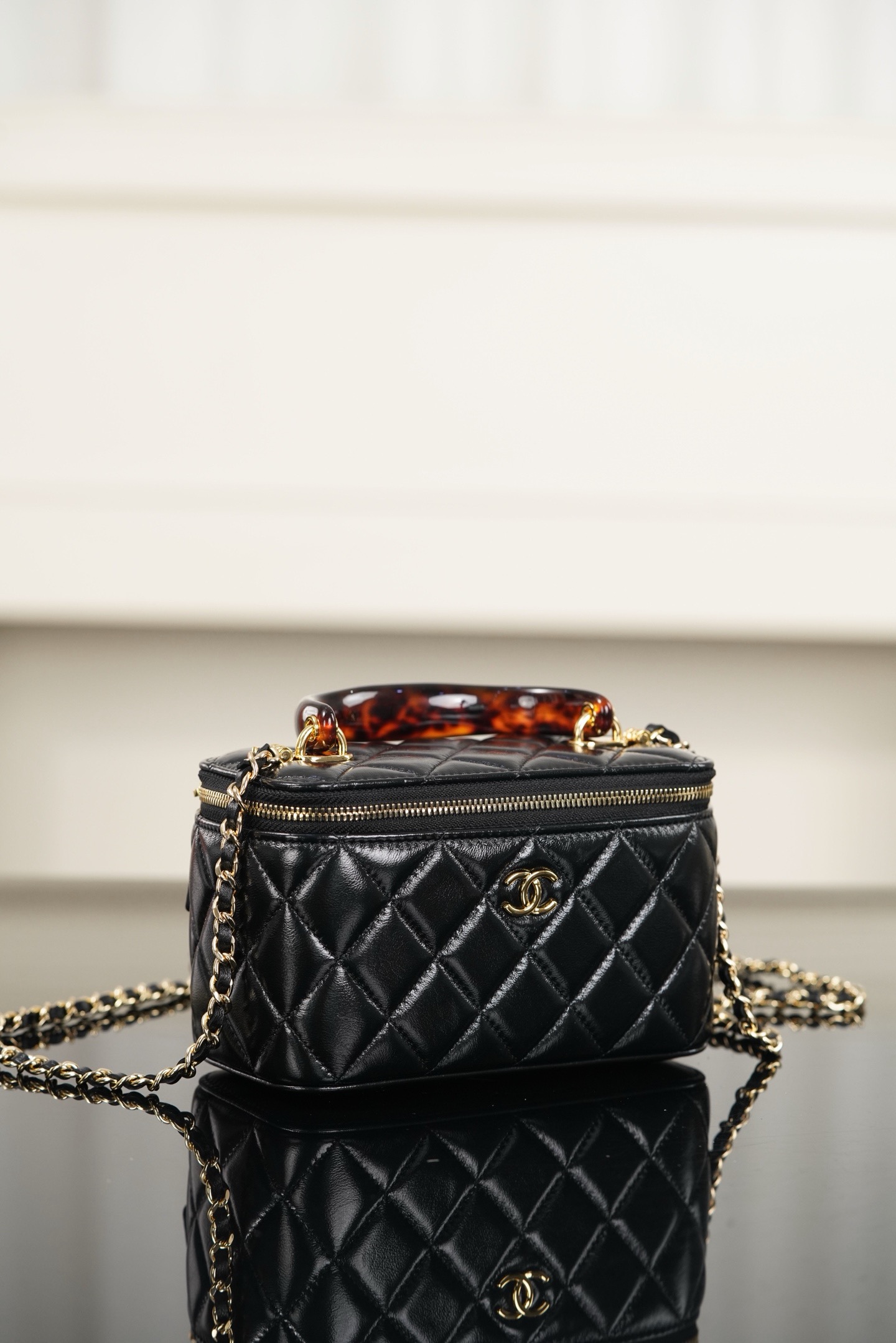 Chanel 26SS black‑gold tortoiseshell handle quilted Vanity case bag