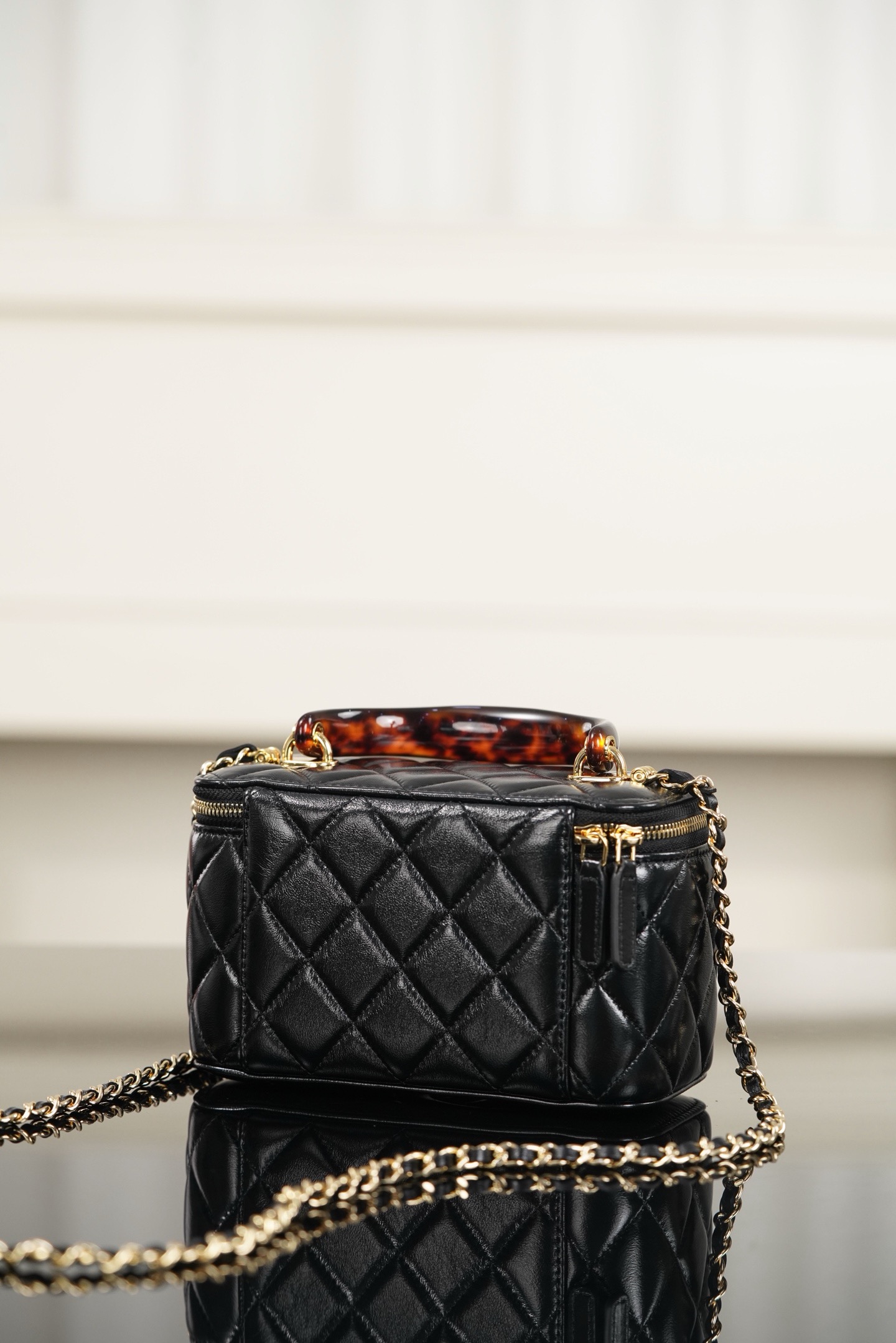 Chanel 26SS black‑gold tortoiseshell handle quilted Vanity case bag