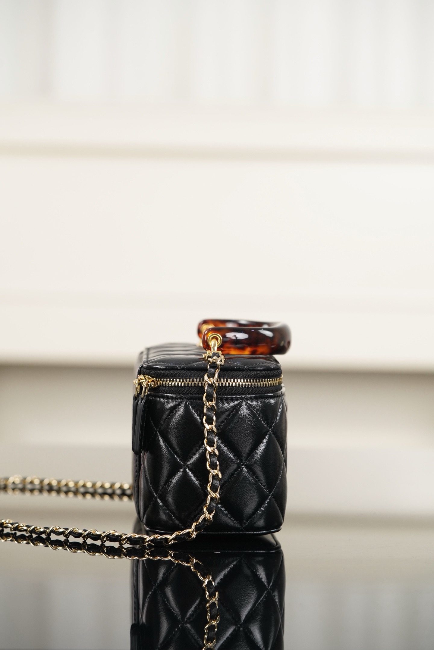 Chanel 26SS black‑gold tortoiseshell handle quilted Vanity case bag